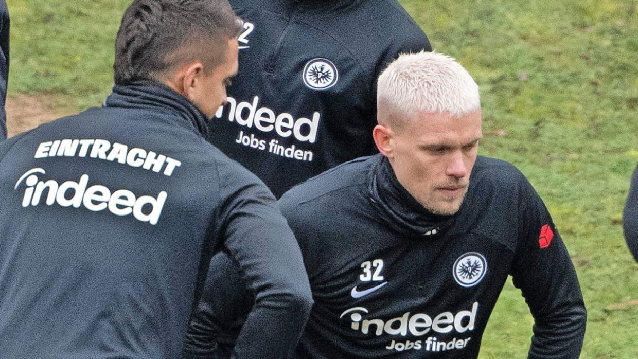 Kommt zunächst auf Leihbasis aus Eindhoven: Philipp Max (Mitte) steht an seinem ersten Arbeitstag zwei Stunden auf dem Trainingsplatz in Frankfurt.