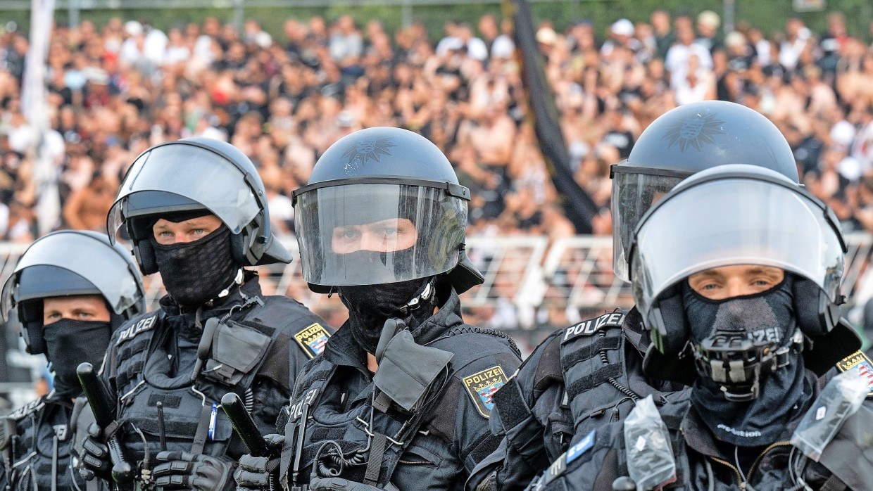 Polizeieinsätze bei Fußballspielen können teuer werden.