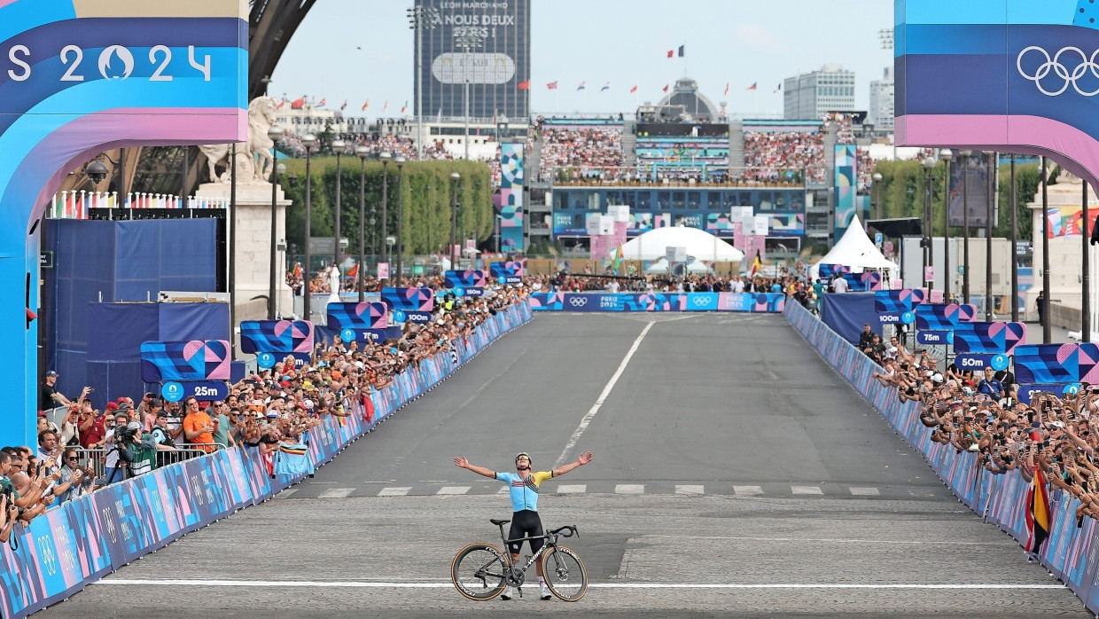 Die Konkurrenz ist nicht in Sicht: Remco Evenepoel feiert sich und seinen Sieg beim olympischen Straßenrennen