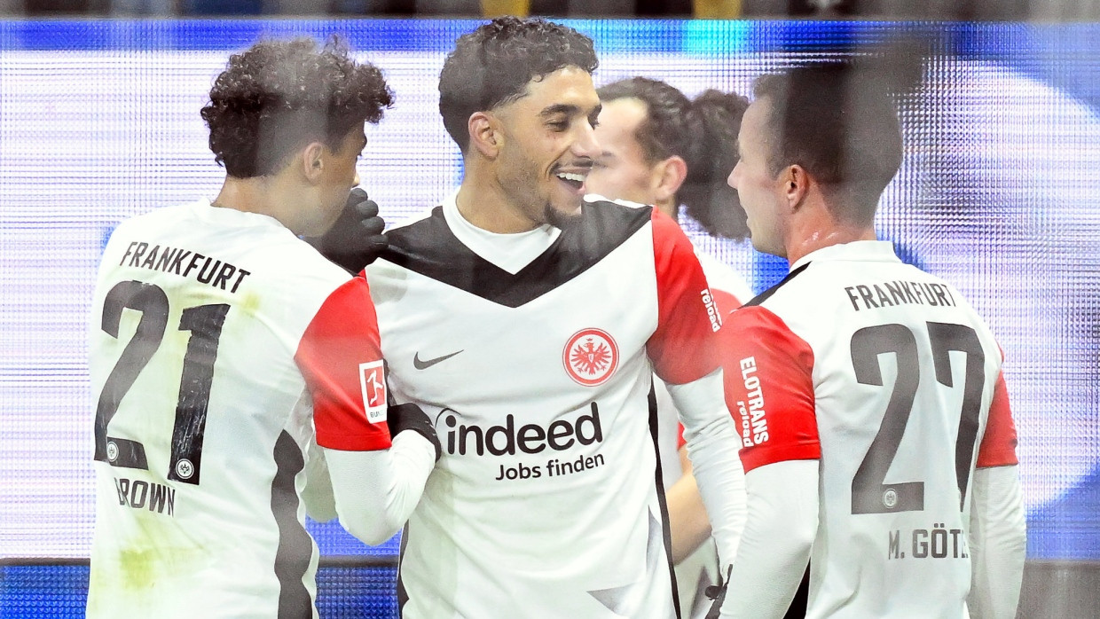 Im Fokus: Die Zukunft von Omar Marmoush (Mitte) bei Eintracht Frankfurt ist weiterhin ungeklärt.