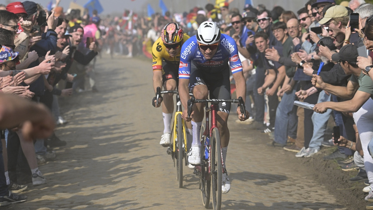 Umjubelte Stars der Szene: Mathieu van der Poel (vorne) und Wout van Aert bei Paris-Roubaix