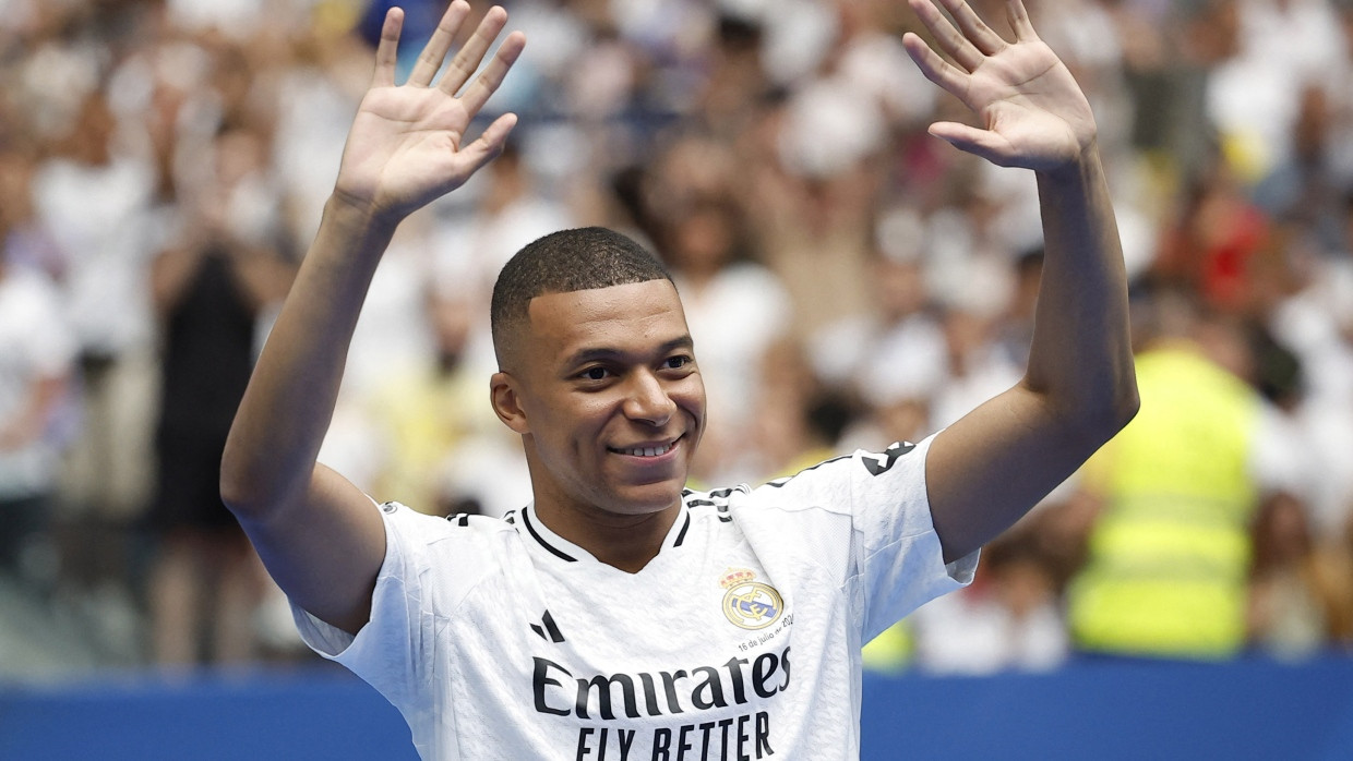 Kylian Mbappé bei seiner Vorstellung als neuer Spieler von Real Madrid im Santiago Bernabeu