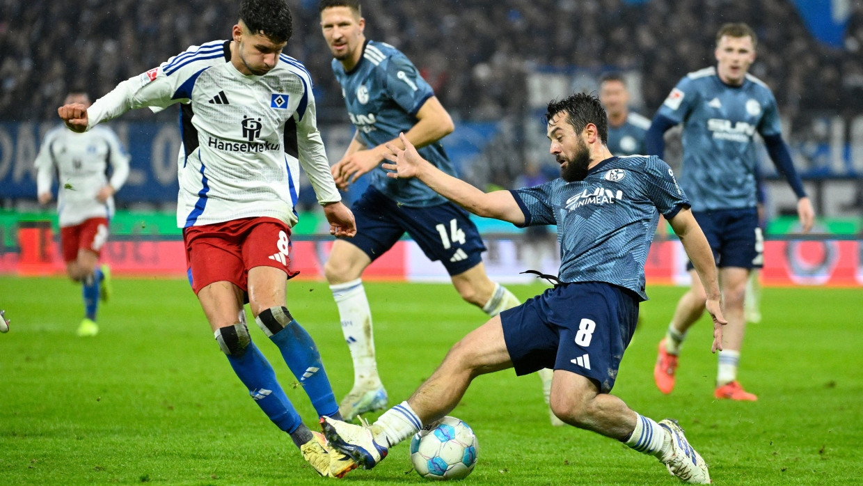 Hamburgs Daniel Elfadli (l) und Schalkes Amin Younes kämpfen um den Ball.