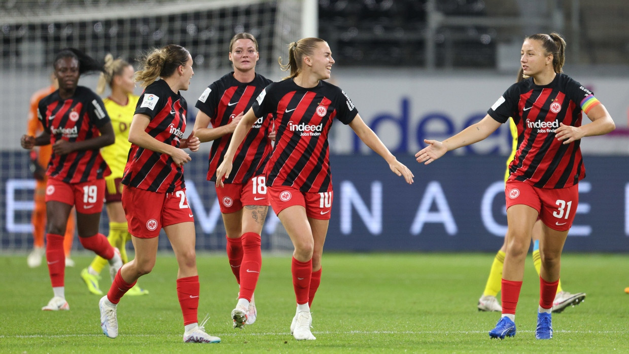 „Es sieht sehr gut aus“: Eintracht-Trainer Niko Arnautis ist zuversichtlich, dass seine verletzte Kapitänin Tanja Pawollek (rechts) bald wieder einsatzbereit ist.