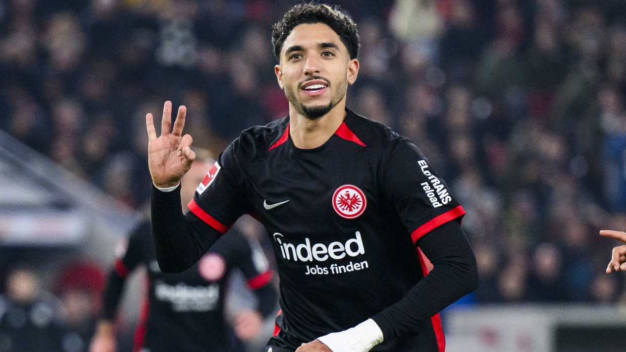 Zurücklehnen und genießen! Omar Marmoush prägt das Spiel der Frankfurter Eintracht.