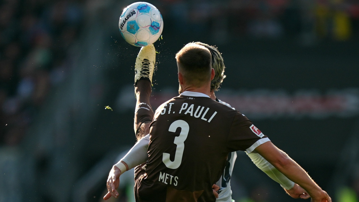 Spitzenfußball am Millerntor: Wolfsburgs Jonas Wind (verdeckt) und St. Paulis Karol Mets im Duell