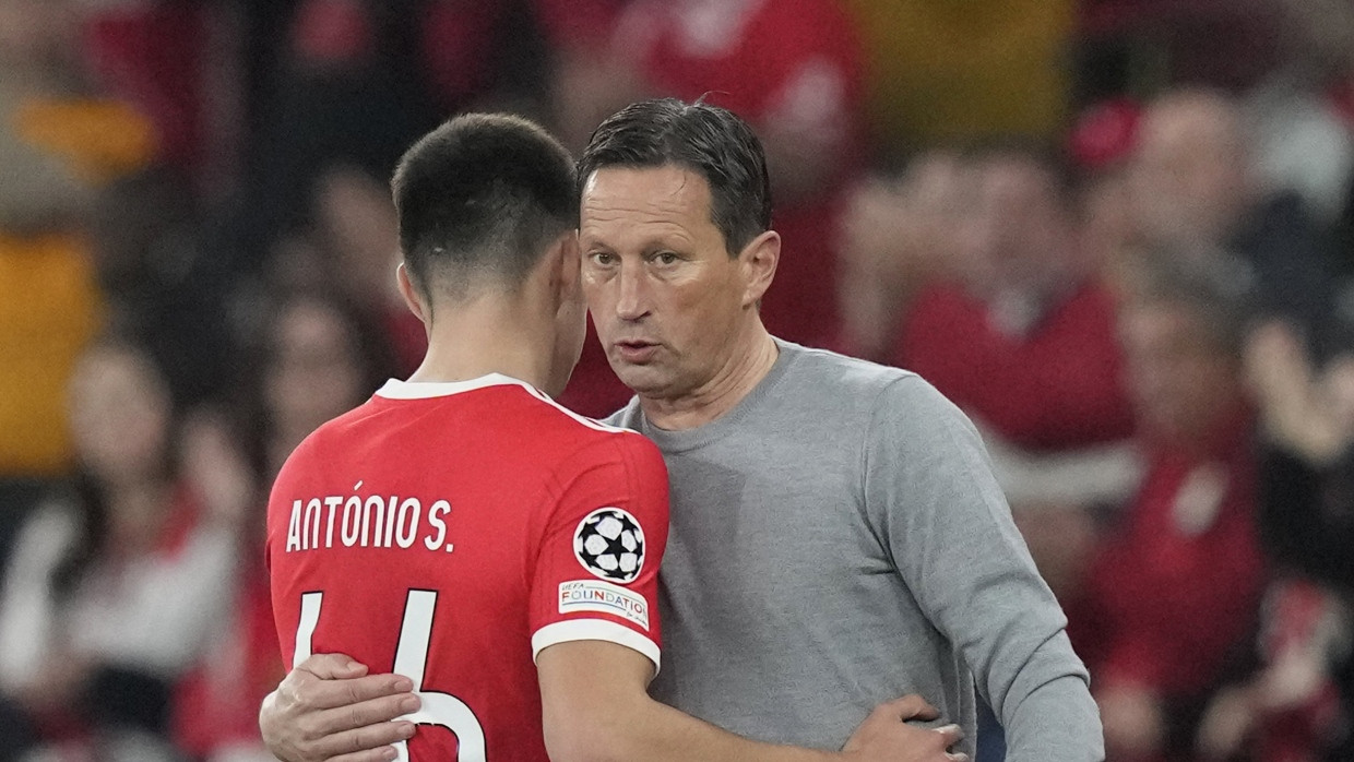 Er freut sich mehr nach innen: Trainer Roger Schmidt (r.) mit Spieler Antonio Silva