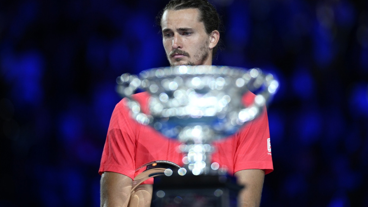 „Ich bin nicht gut genug“: Alexander Zverev ist zerknirscht bei der Siegerehrung für Jannik Sinner.