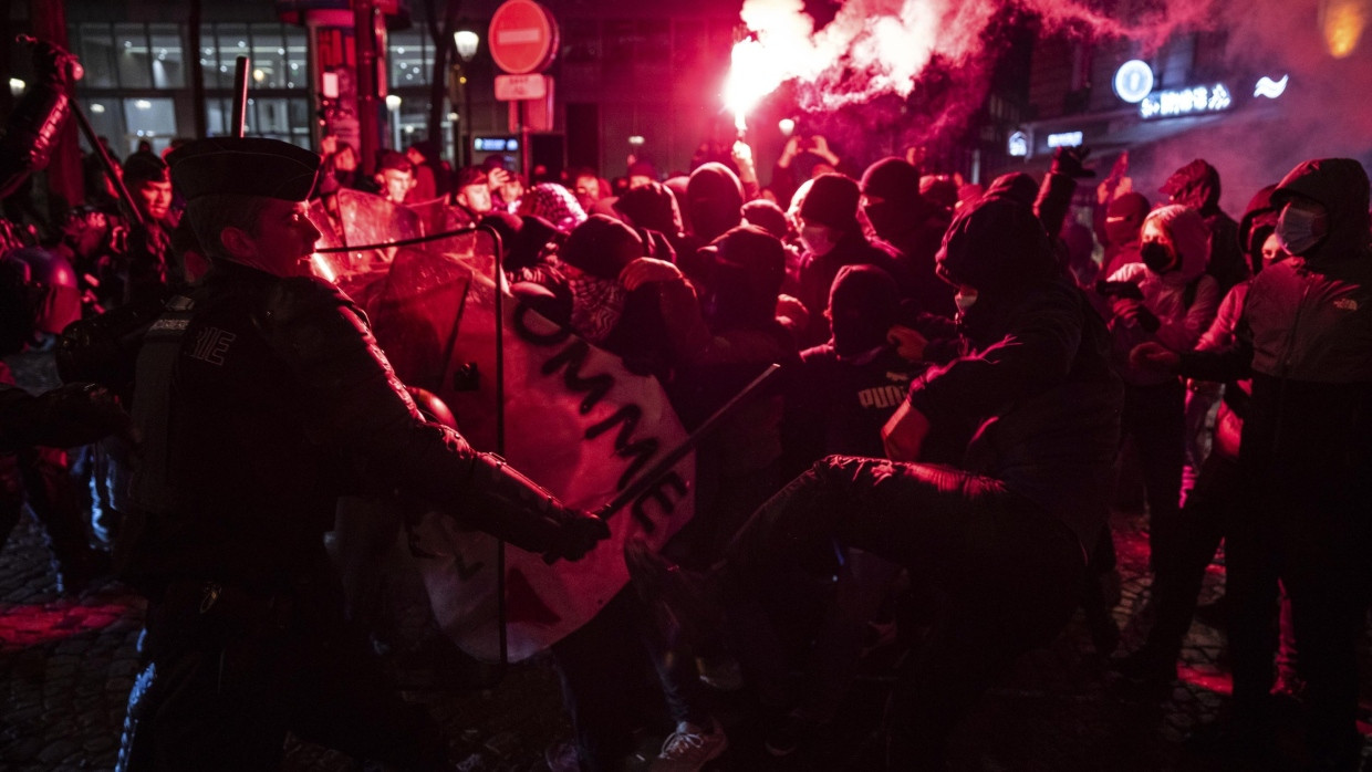 Frankreich, Paris: Demonstranten und Polizisten stoßen während einer Kundgebung gegen die Gala «Israel ist für immer» zusammen, die von rechtsextremen französisch-israelischen Persönlichkeiten am Vorabend des Fußballspiels zwischen Frankreich und Israel in der UEFA Nations League 2025 organisiert wurde.