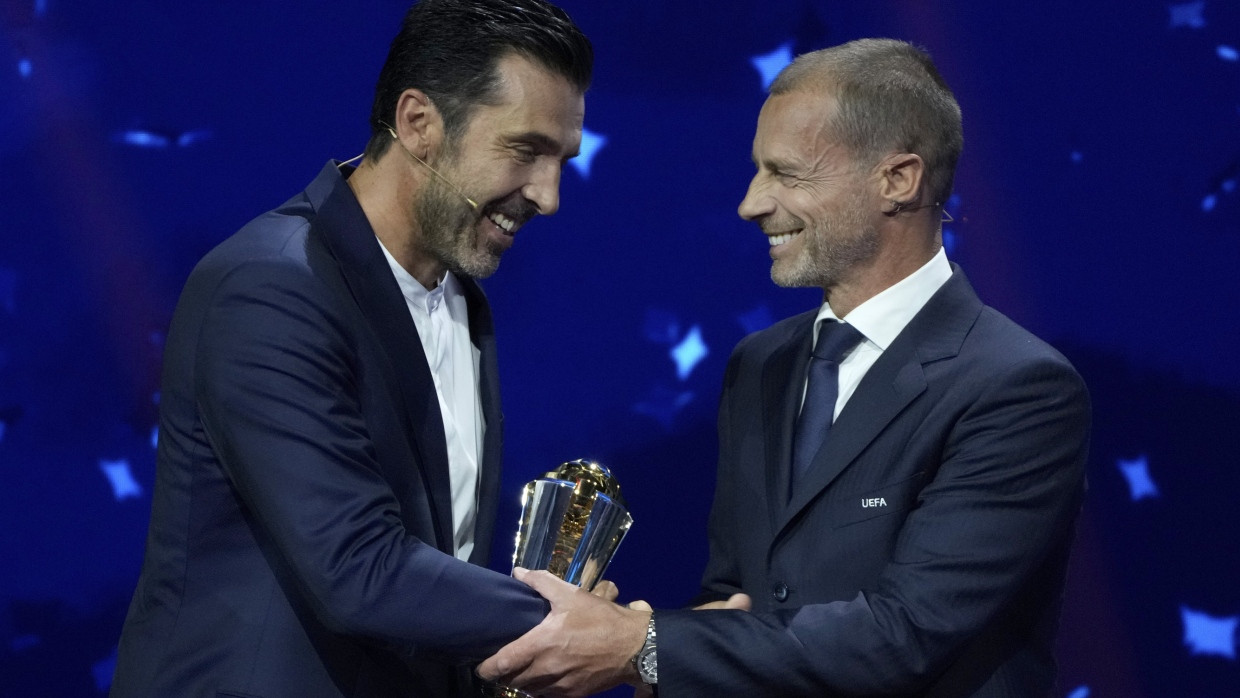 Die Stimmung ist gut bei UEFA-Präsident Aleksander Čeferin (rechts) und Torhüter-Ikone Gianluigi Buffon