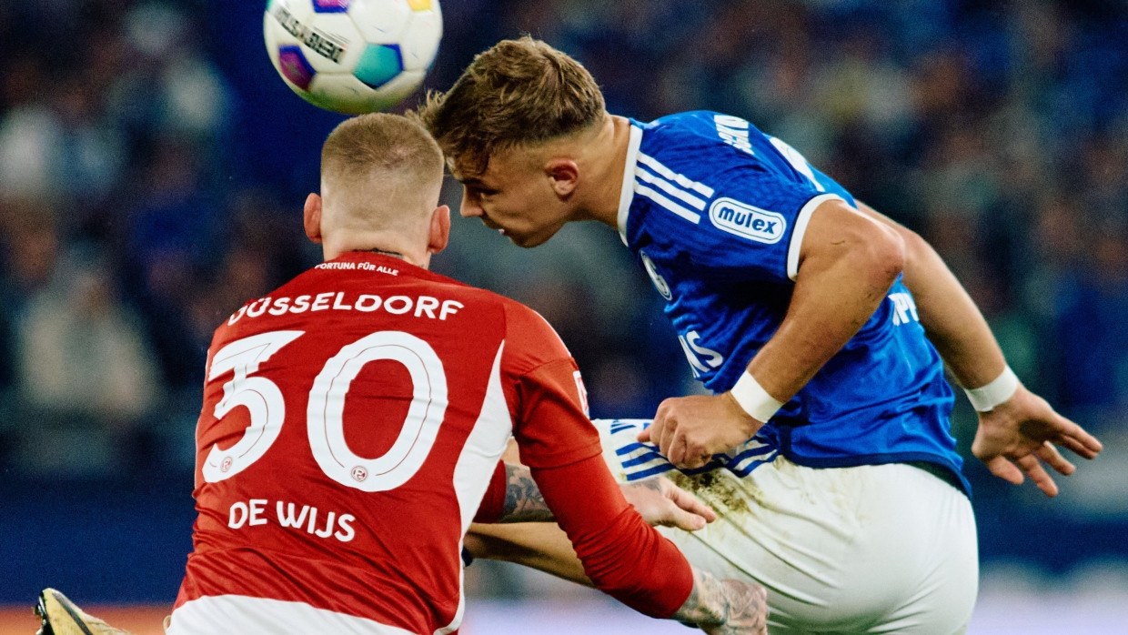 Auf Augenhöhe: Der Schalker Topp und der Düsseldorfer de Wijs im Kopfballduell