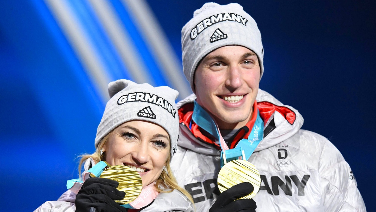 Die glücklichen Goldmedaillen-Gewinner Aljona Savchenko (links) und Bruno Massot.