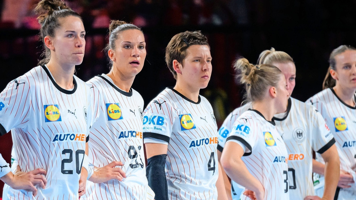 Die Enttäuschung ist den deutschen Handballspielerinnen ins Gesicht geschrieben.