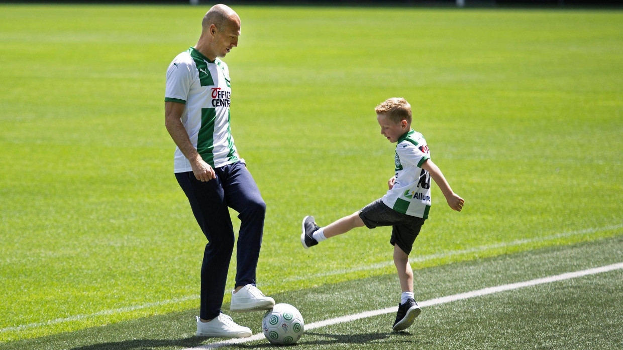 Da, wo alles anfing, wie bei dem Jungen im Bild: Arjen Robben (links) strebt ein Comeback beim FC Groningen an.