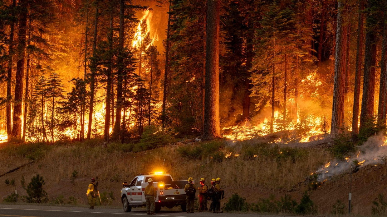 Vor unseren Augen entfaltet sich eine neue Moderne. Das sture Verteidigen alter Glaubenssätze gießt Öl ins Feuer. Waldbrand in Kalifornien Ende Juli 2024,