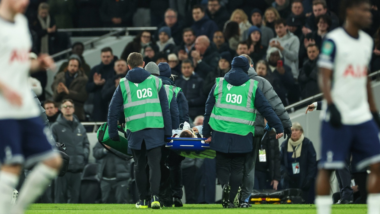 London: Rodrigo Bentancur von Tottenham Hotspur wird auf einer Bahre vom Spielfeld getragen.