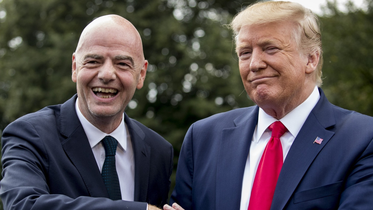 Die Liebedienerei soll der Arbeitsbeziehung dienlich sei: Infantino (links) mit Trump