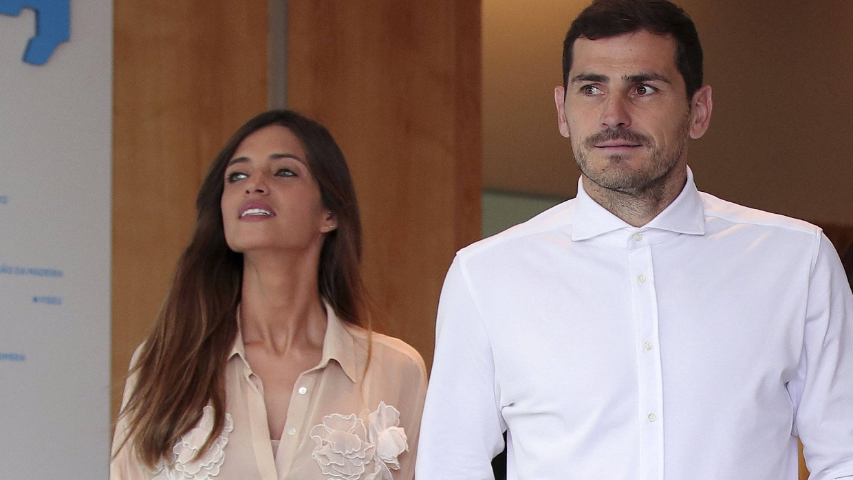 Iker Casillas (rechts) und seine Frau Sara Carbonero beim Verlassen des Krankenhauses.