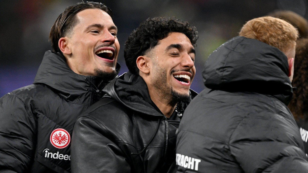 Adieu! Omar Marmoush (Mitte) verabschiedet sich, doch Eintracht Frankfurt um Robin Koch (links) will weiter erfolgreich sein.