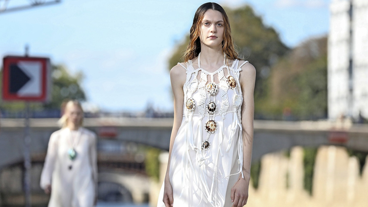 Kleid mit Muscheln: Chloé in Paris