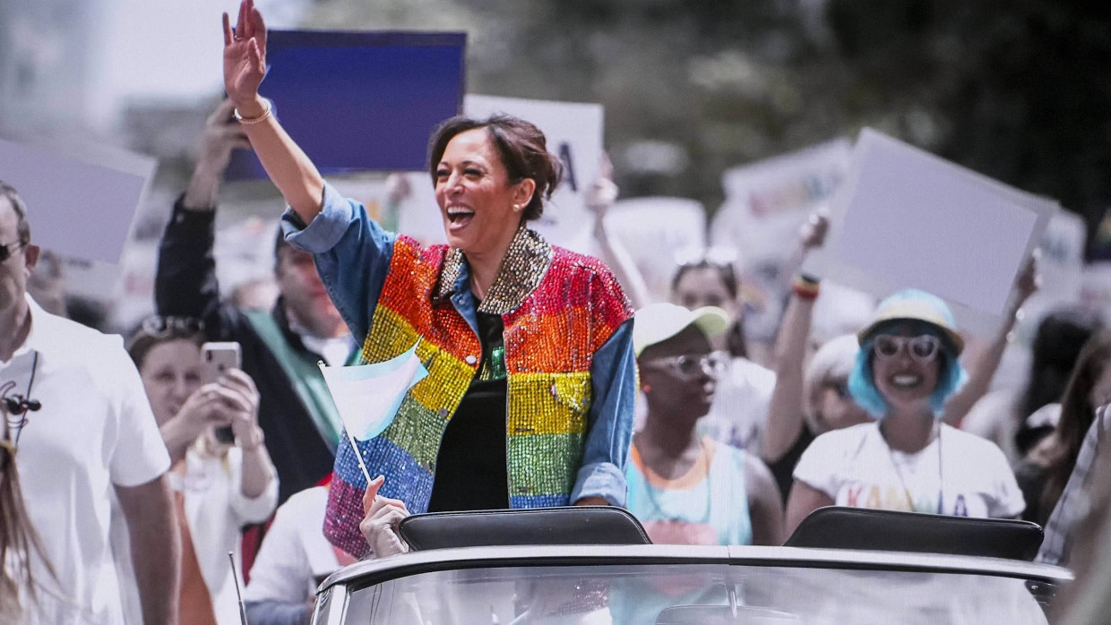 Im Juni vergangenen Jahres: Kamala Harris in einer Jeansjacke mit Paillettenbesatz