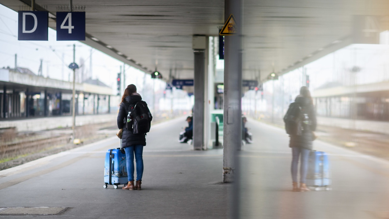 Kommt der Zug? Eine Reisende wartet am Hauptbahnhof Hannover.