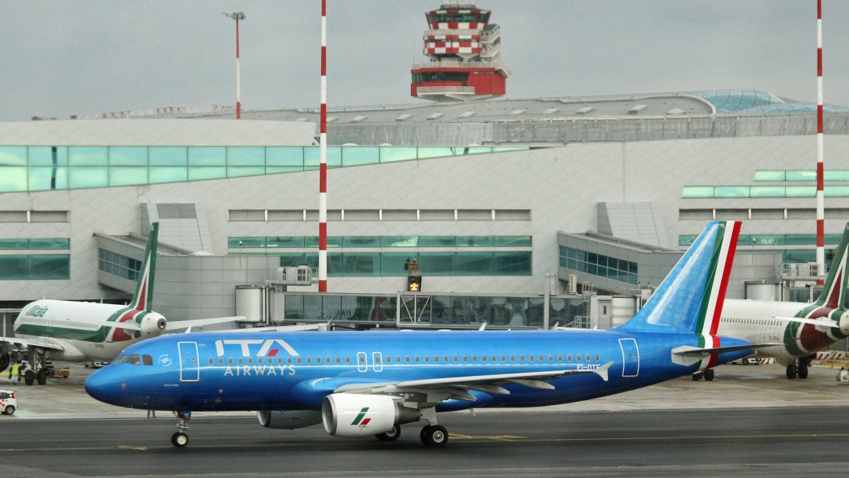 Ein Flugzeug der ITA Airways am 24. Dezember 2021 in Rom