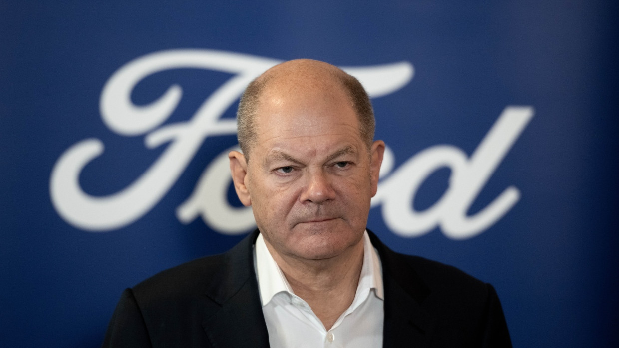 Bundeskanzler Olaf Scholz (SPD) bei seinem Besuch der Ford-Werke in Köln