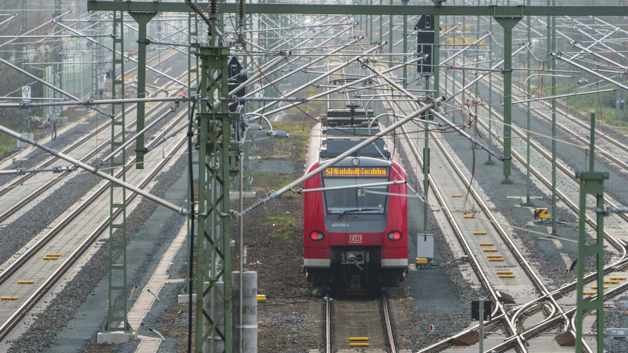 Auf der generalsanierten Riedbahn rollt der Zugverkehr wieder.