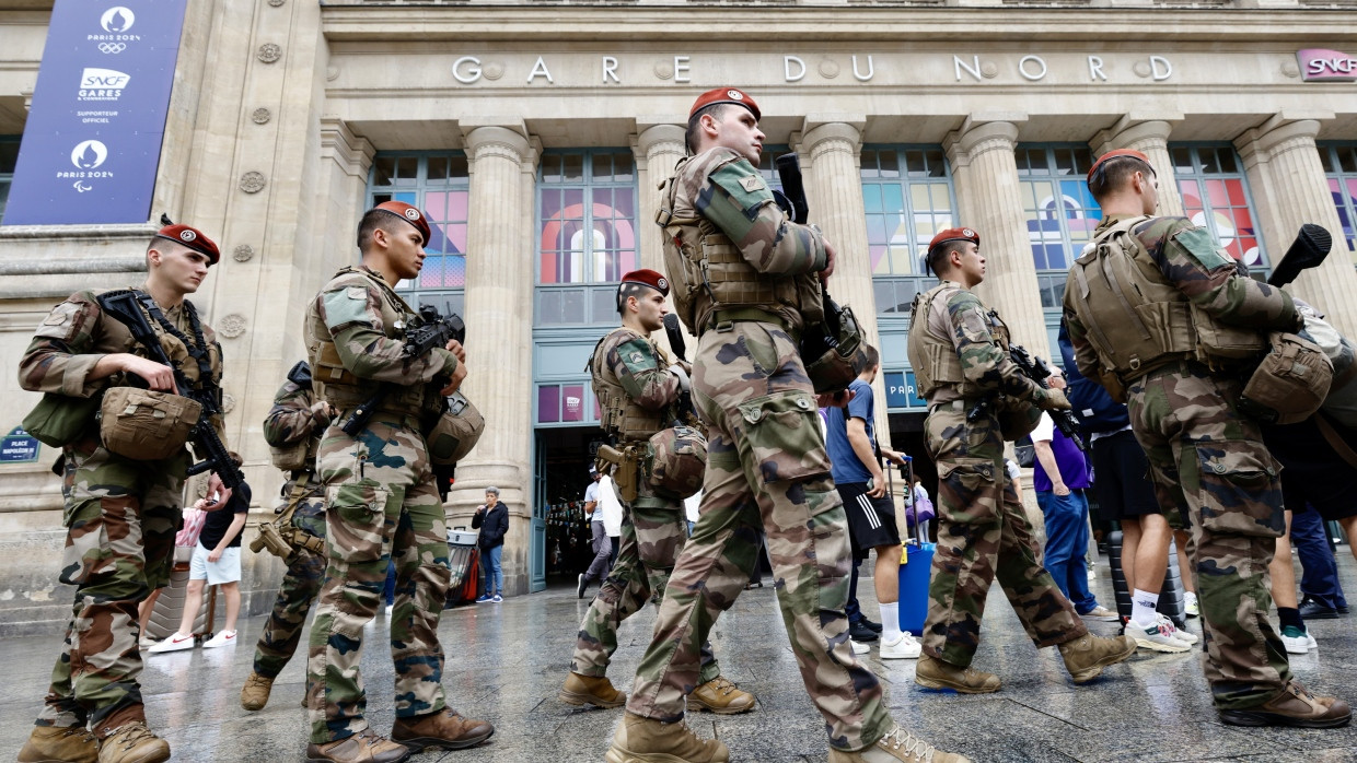 Soldaten vor dem Bahnhof Gare du Nord in Paris