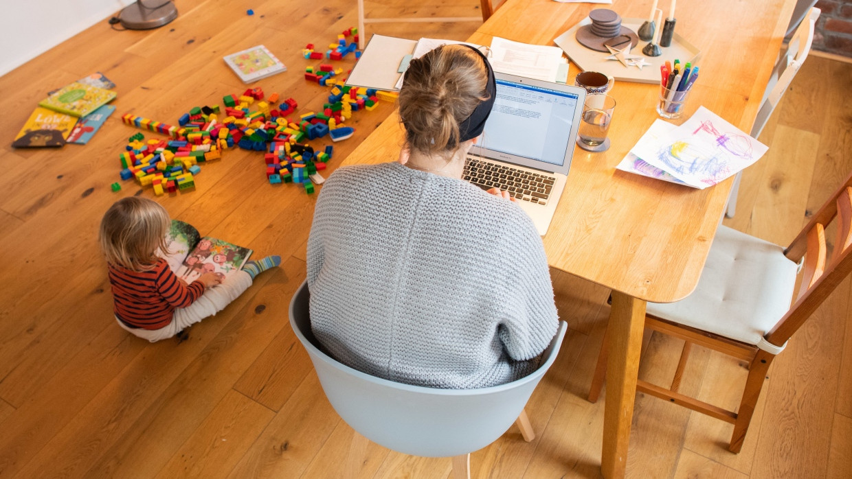 Frauen arbeiten häufiger in Teilzeit und müssen in der Regel den Spagat mit der Kinderbetreuung bewältigen.