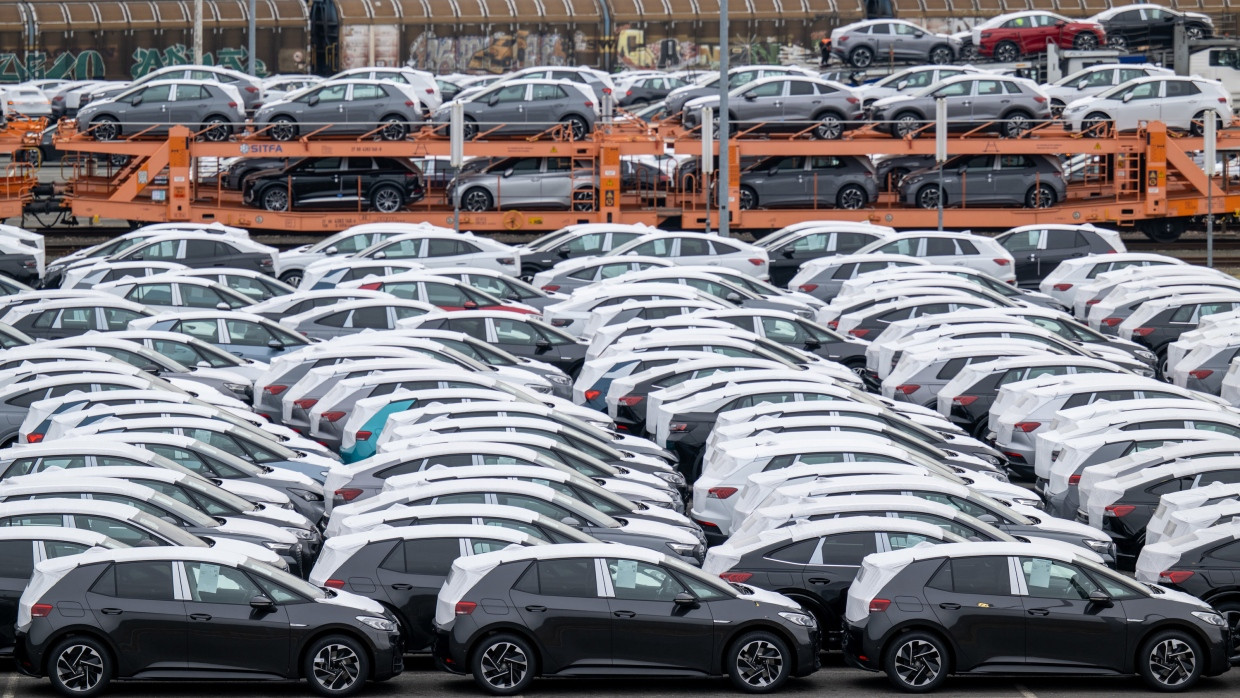 Fertige, vollelektrische Fahrzeuge aus dem Volkswagenwerk in Zwickau stehen auf einem Parkplatz im Werk.