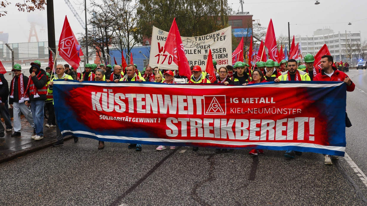 Küstenweit streikbereit: Teilnehmer einer Demonstration in Kiel gehen an dem Betriebsgelände der Thyssenkrupp Marine Systems vorbei.