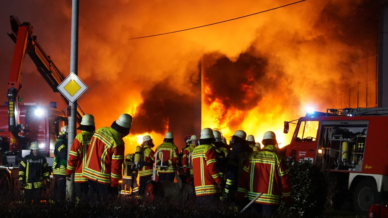 Feuerwehrleute löschen den Brand in mehreren Gebäuden eines Unternehmens in Allmendingen.