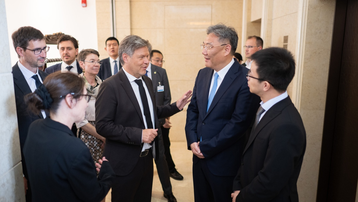 Wirtschaftsminister Robert Habeck spricht in Peking mit Wang Wentao, Handelsminister der Volksrepublik China.