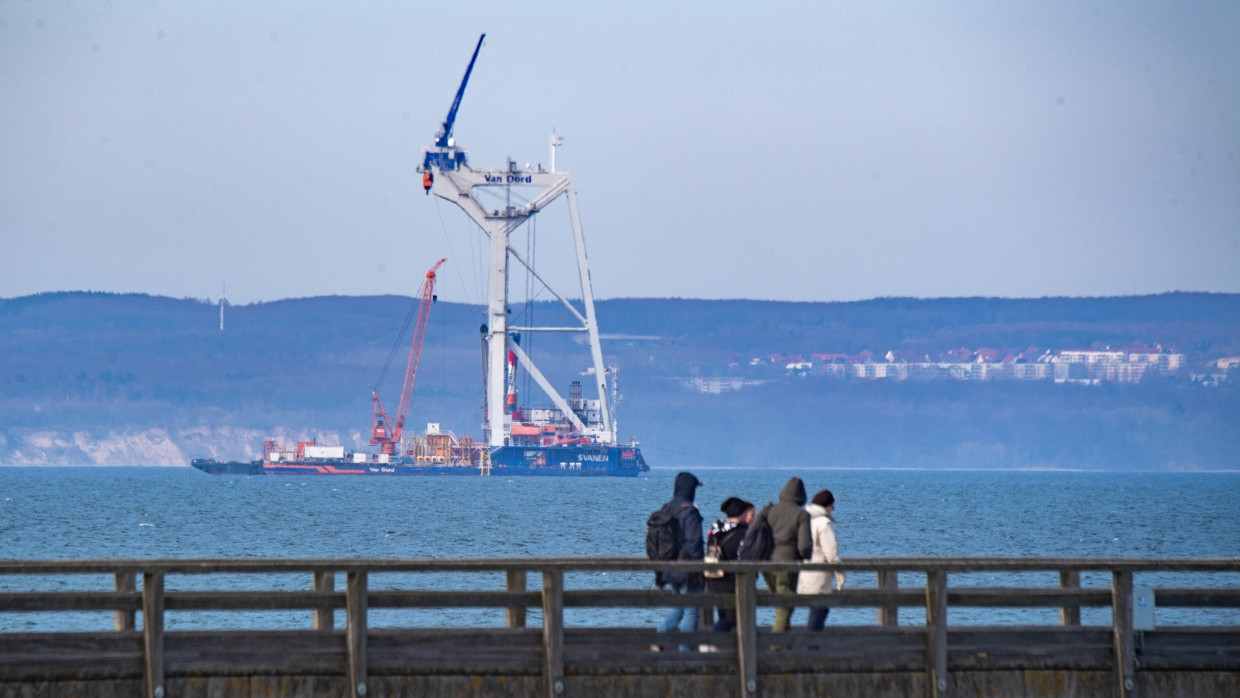 Eine Offshore-Windanlage vor Rügen im Aufbau (Symbolbild)