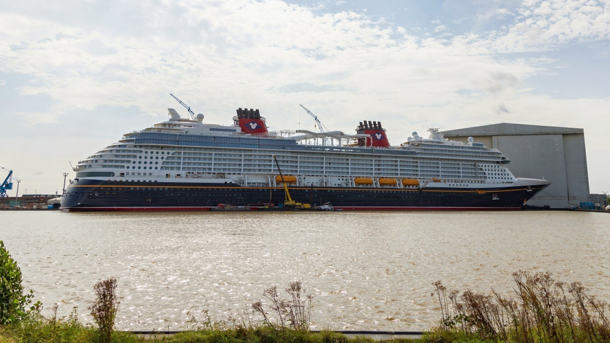 Das Kreuzfahrtschiff Disney Treasure vor der Meyer-Werft in Papenburg