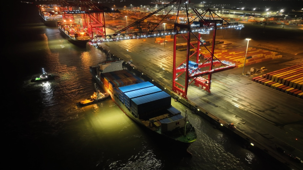 Das erste Containerschiff der neuen Direktverbindung zwischen dem chinesischen Ningbo und dem Jade-Weser-Port ist in Wilhelmshaven angekommen.