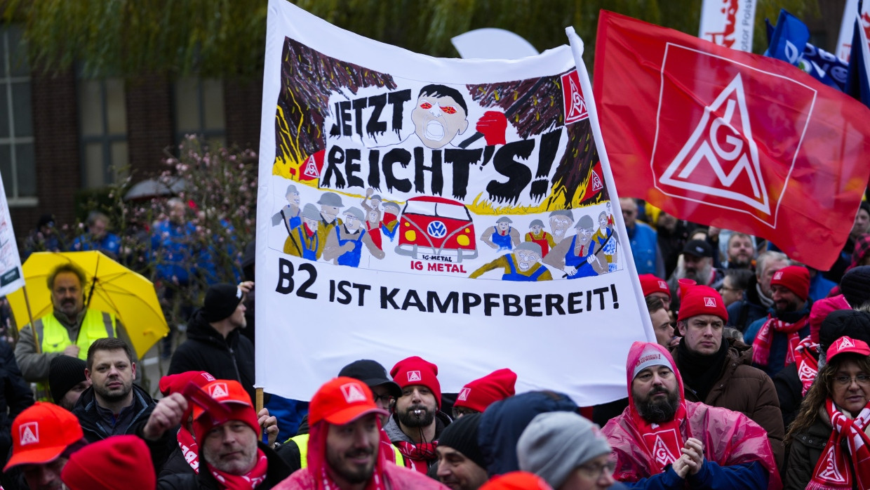 VW-Beschäftigte folgen dem Streikaufruf der IG Metall vor der Konzernzentrale in Wolfsburg.