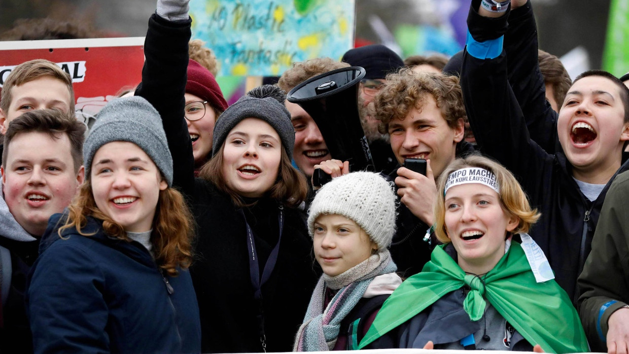 Luisa Neubauer (schwarze Jacke, graue Mütze) fragt sich, ob die Demokratie Probleme wie den Klimawandel schnell genug in den Griff bekommt.