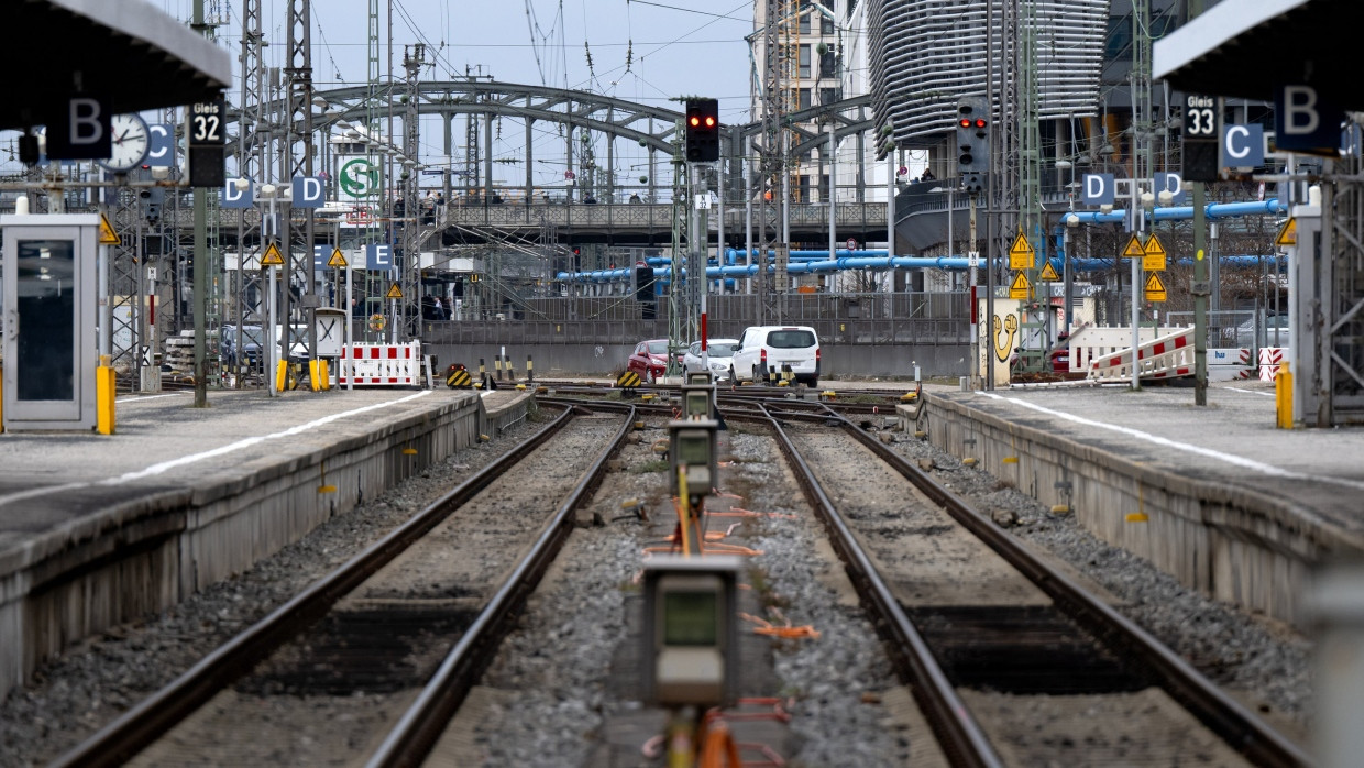 Leere Gleise sind am Münchner Hauptbahnhof zu sehen.