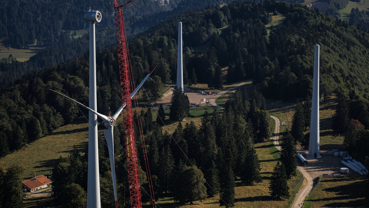 Rotorblätter werden an eine Turbine in einem Windpark in der Schweizer Gemeinde Sainte-Croix montiert.