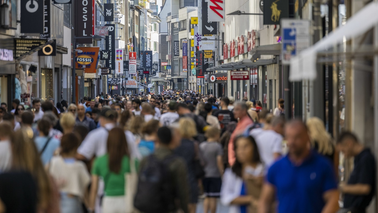 Menschen am 24. Juni 2023 auf der Hohen Straße in Köln: Die Angst vor dem Abstieg ist in der Mitte der Gesellschaft weit verbreitet, sagt der Humangeograph Daniel Mullis.