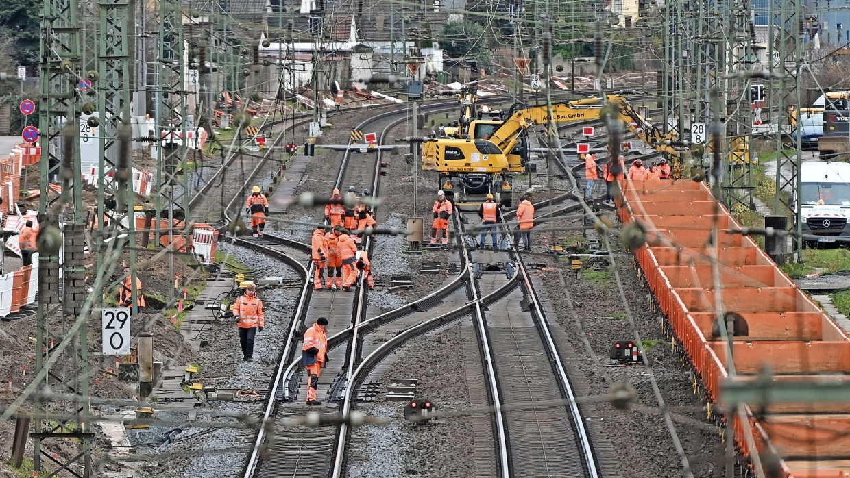 Bauarbeiten finden an der Bahnstrecke in Biblis statt.