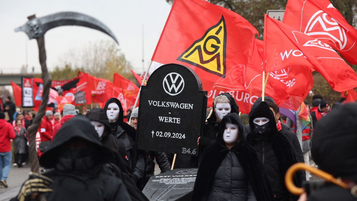 Wütend über den Vorstand: Beschäftigte auf einer Kundgebung in Wolfsburg