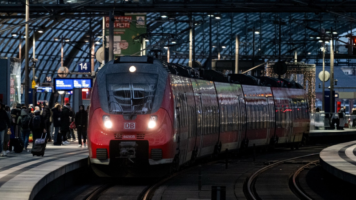 Berlin: Ein IC der Deutschen Bahn fährt aus dem Hauptbahnhof Berlin.