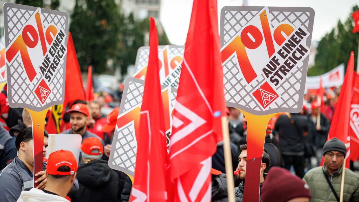 Sieben Prozent mehr Lohn fordert die IG Metall für die Beschäftigten in der Metallindustrie.