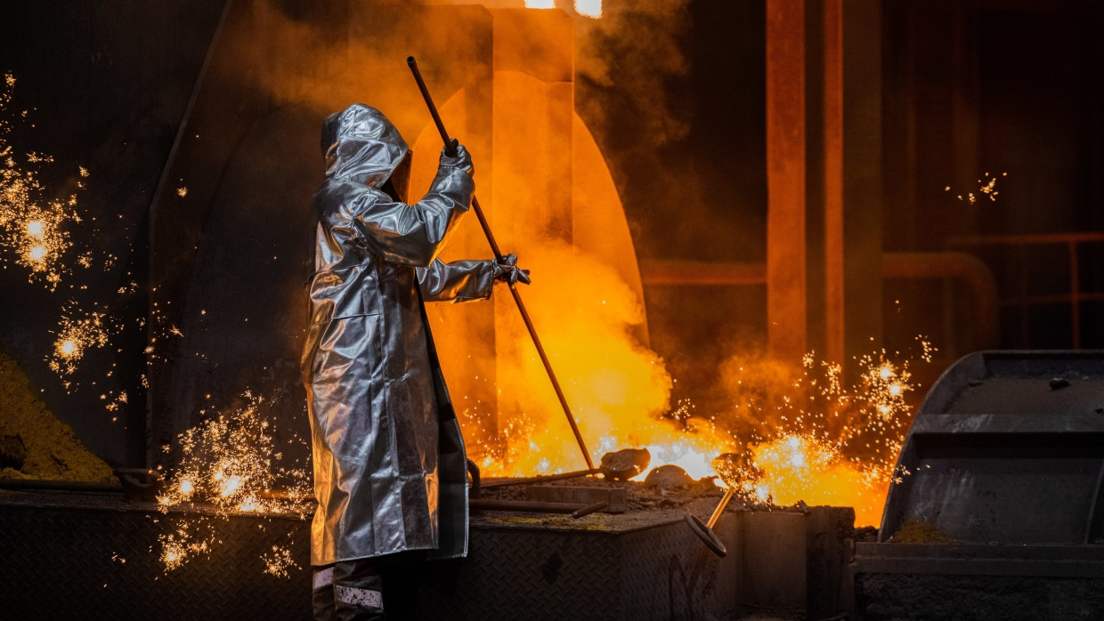 Ein Stahlarbeiter von Thyssenkrupp prüft Roheisen am Hochofen 8 auf dem Werksgelände in Duisburg.