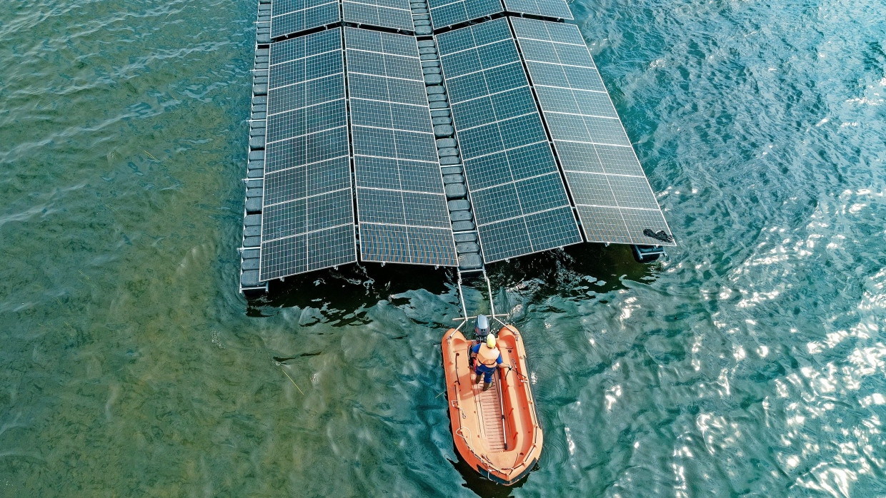 Sonnenstrom vom See: Solarmodule für die schwimmende Photovoltaikanlage auf dem Cottbuser Ostsee