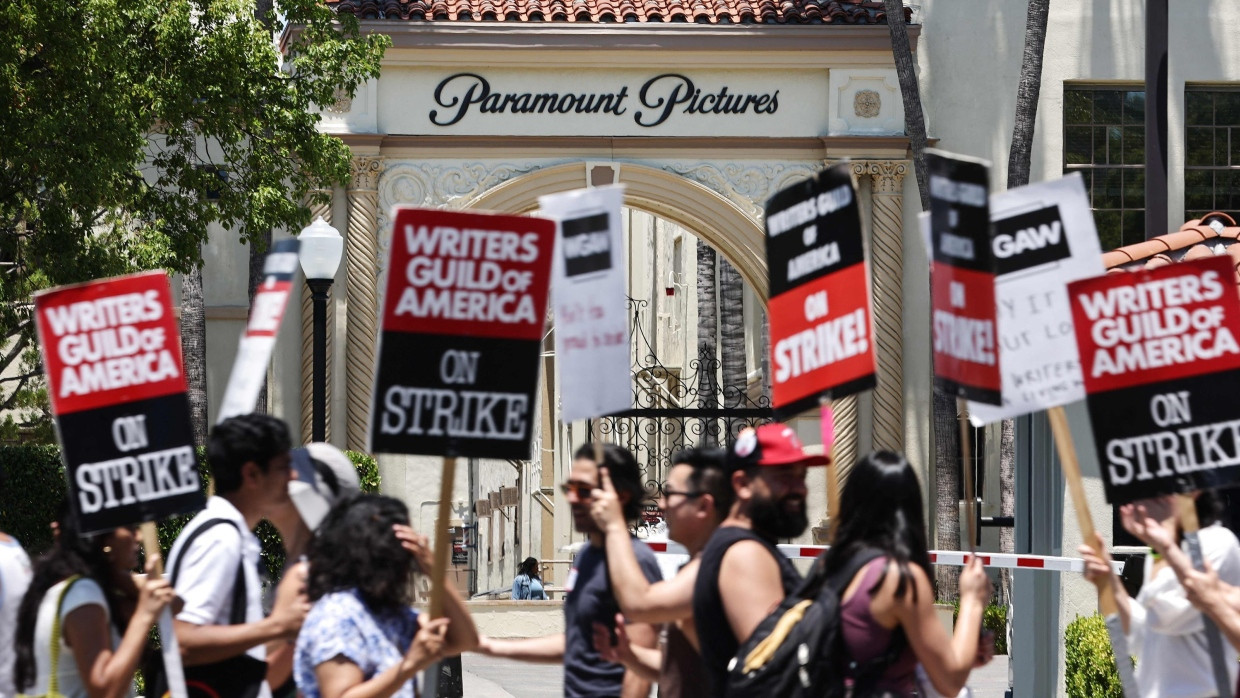 Streikende Drehbuchautoren stehen im Juli vor den Paramount-Studios in Los Angeles.